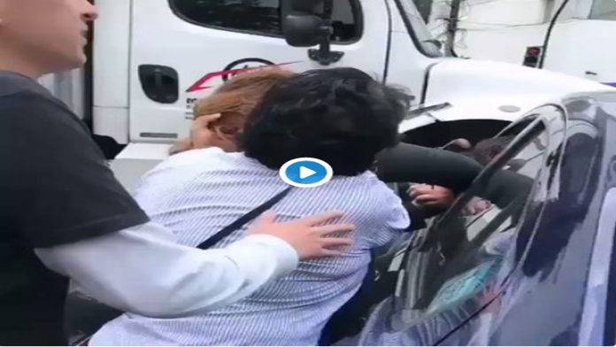 Video: Abuelita agrede a mujer tras percance vehicular
