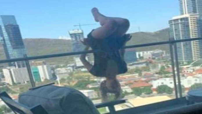 Mujer cae de un edificio al practicar yoga en Monterrey