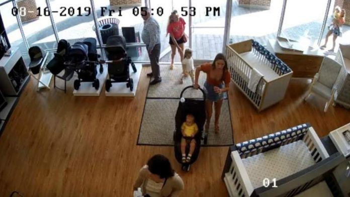 Video: Mujer roba carriola pero olvida a su hijo dentro de la tienda