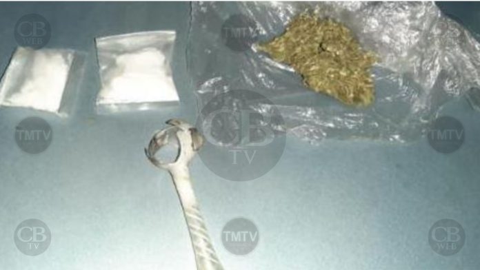Transportaba metanfetamina en un Mercedes-Benz clásico y lo arresta la policía
