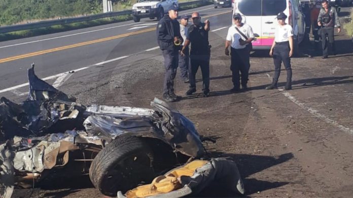 Viajaba a exceso de velocidad y muere al desbaratar su auto en la Siglo XXI