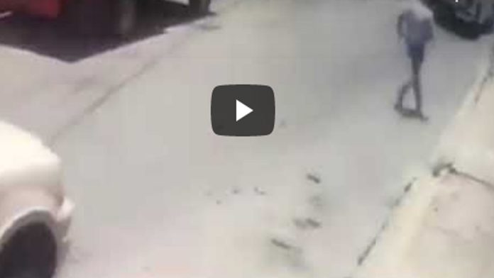 Video: Conductor golpea a sexagenario que trabajaba como guardia vial