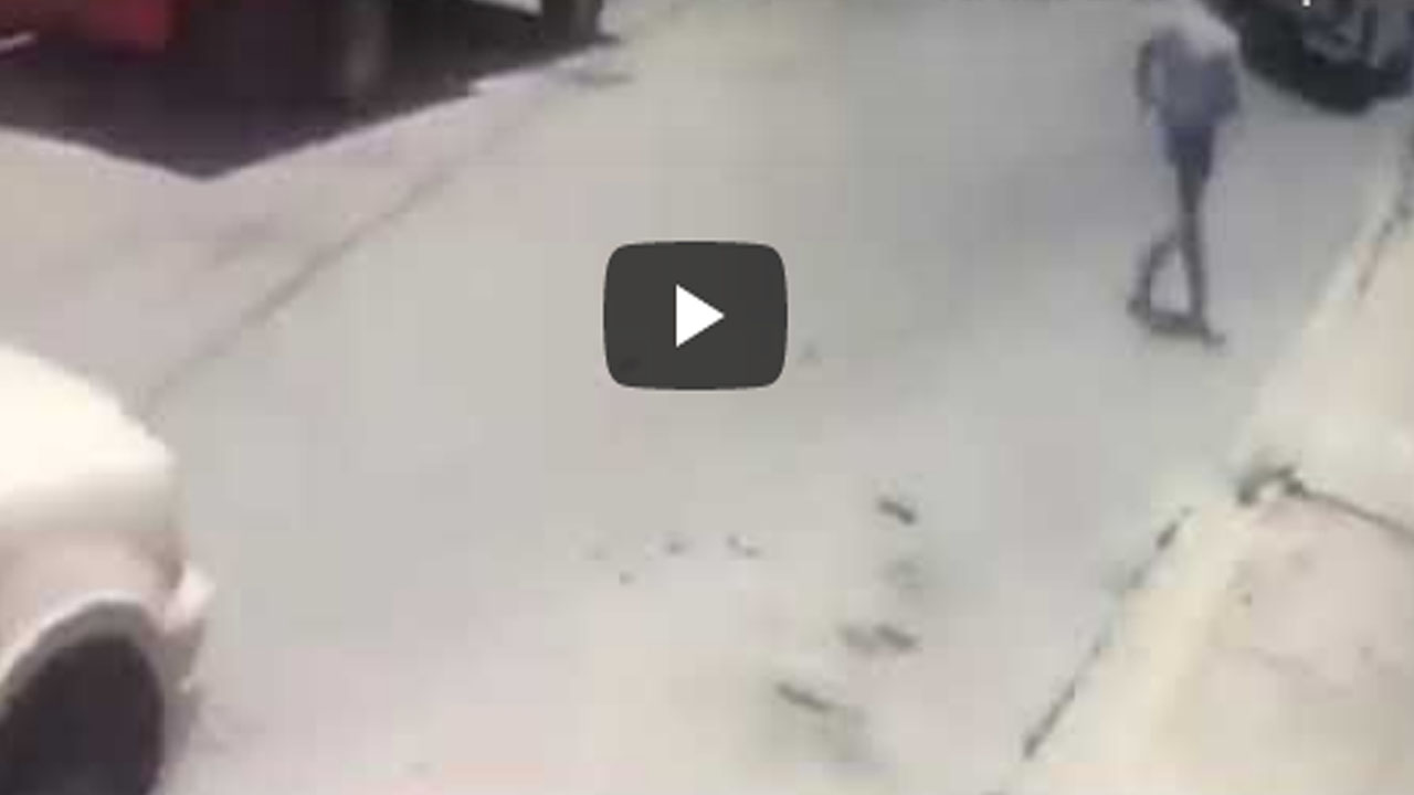 Video: Conductor golpea a sexagenario que trabajaba como guardia vial Video: Conductor golpea a sexagenario que trabajaba como guardia vial