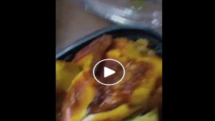 Video: Encuentran gusanos blancos adentro de un pollo rostizado de Sam´s Club