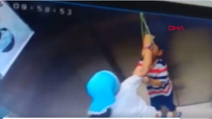 Video: Niña salva a su hermano de morir ahorcado