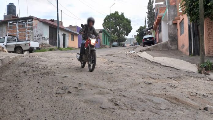 Enormes baches dificultan el tránsito en Santa María de Guido
