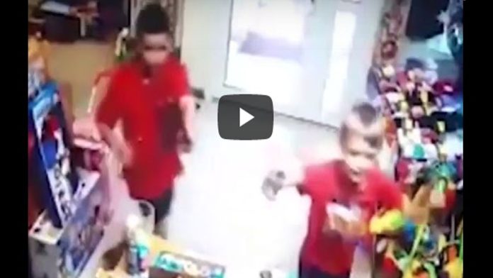 Video: Niños intentan asaltar una tienda de juguetes