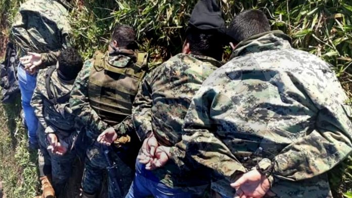 Caen cinco sicarios con armas, droga y casi un millón de pesos en efectivo