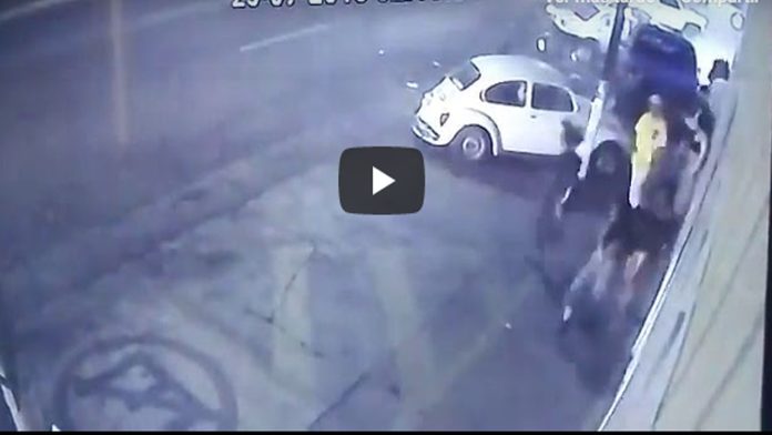 Video: Familia es atropellada cuando salían de una fiesta; muere una niña