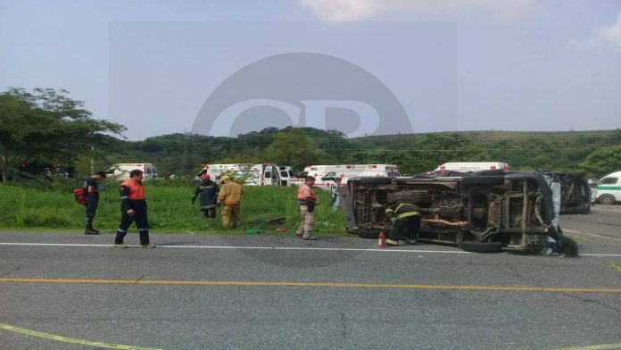 Dos muertos y 7 heridos en encontronazo entre una combi y un vehículo de turismo