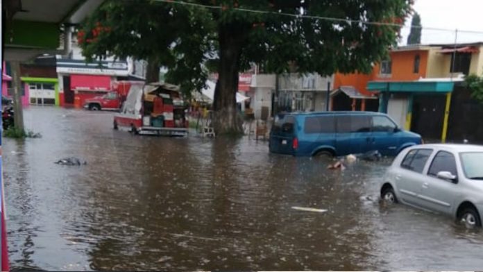Continúa el censo de familias afectadas por tromba en Uruapan