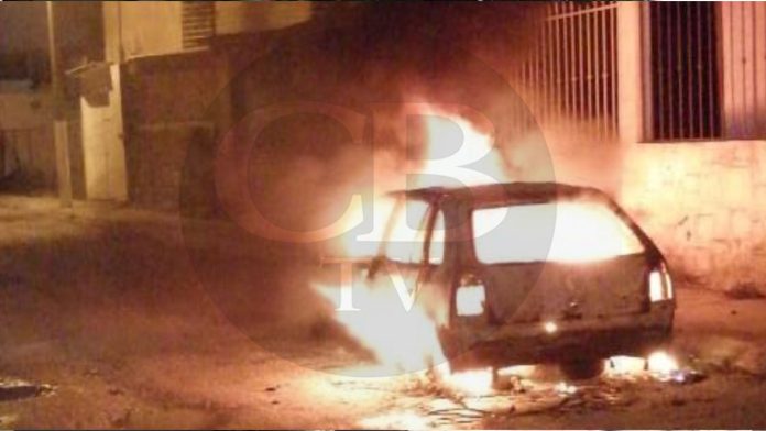 Le prenden fuego de manera intencional a un vehículo
