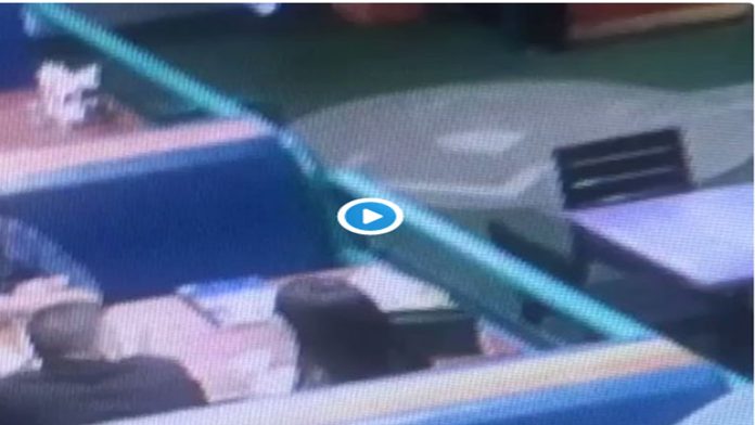 Video: Asesinan a hombre en restaurante de dos tiros en la cabeza