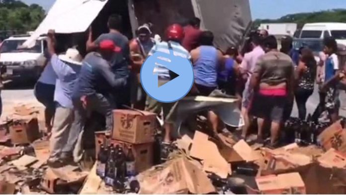 México: Camión con cerveza se vuelca y lo habitantes hacen rapiña