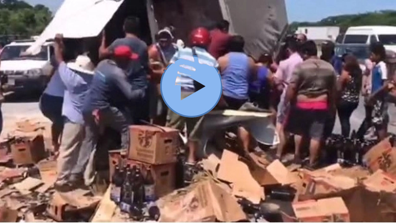 México: Camión con cerveza se vuelca y lo habitantes hacen rapiña México: Camión con cerveza se vuelca y lo habitantes hacen rapiña