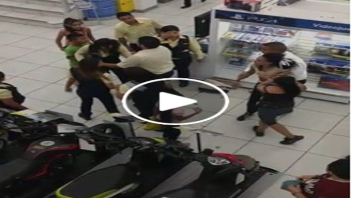 Video: Clienta y empleada de Coppel se agarran a golpes