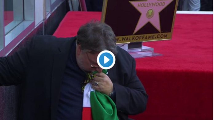 Guillermo del Toro recibe su estrella en Hollywood ondeando la bandera de México