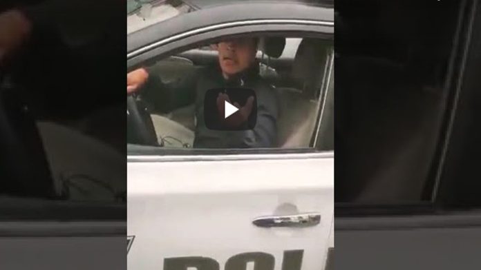 Video: Hombre enfrenta a policía que asaltó a su hijo