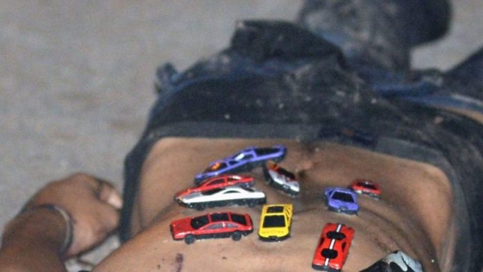 Abandonan en diferentes puntos de Sinaloa cuerpos torturados con carritos de juguete encima