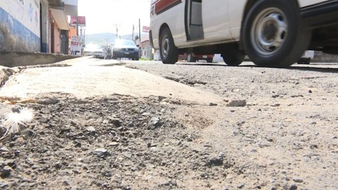 Vecinos de la Colonia Unión viven entre los baches