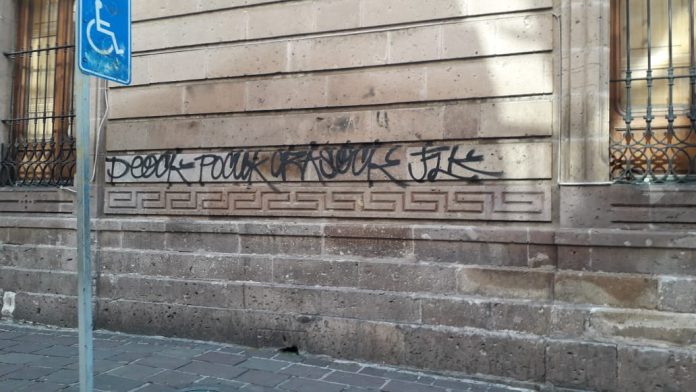 Por falta de vigilancia, cada día aparecen grafitis en el Centro Histórico, afirman ciudadanos