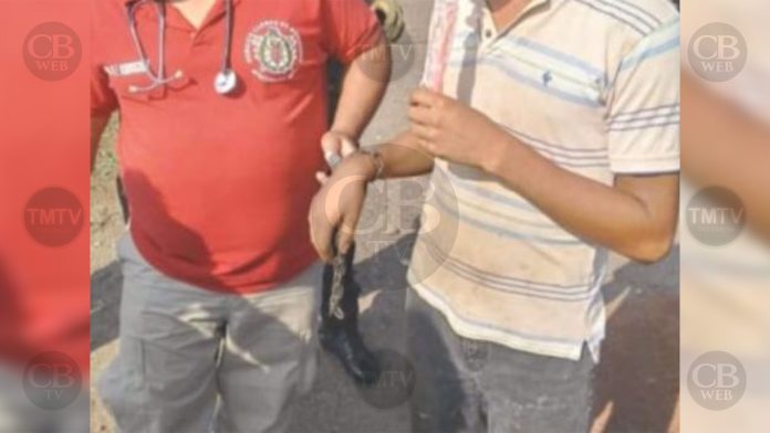 joven deambulaba por calles de Apatzingán con las manos encadenadas
