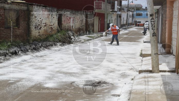 Desinfectan calles, tras la contingencia en Los Reyes