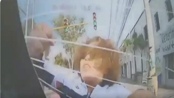 Video: Mujer rompe parabrisas con el puño tras ser atropellada