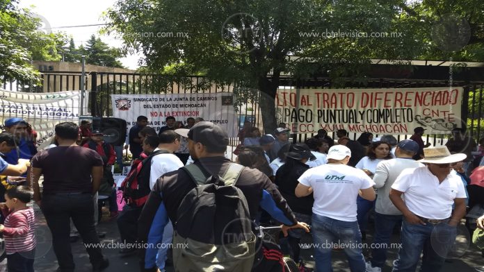 CNTE y Junta de Caminos se manifiestan en la Secretaría de Finanzas