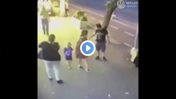Video: Mujer apuñala en la cara a un niño de tres años en vía pública