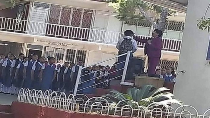 Directora de secundaria trasquila a alumno; causa indignación