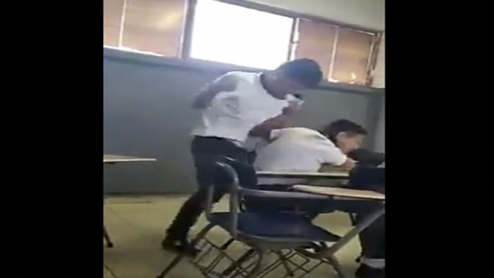 Video: Alumno de Conalep golpea a compañero; podría recibir custodia policial