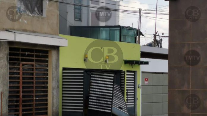 Sicarios balean vivienda, derriban portón y se incendia