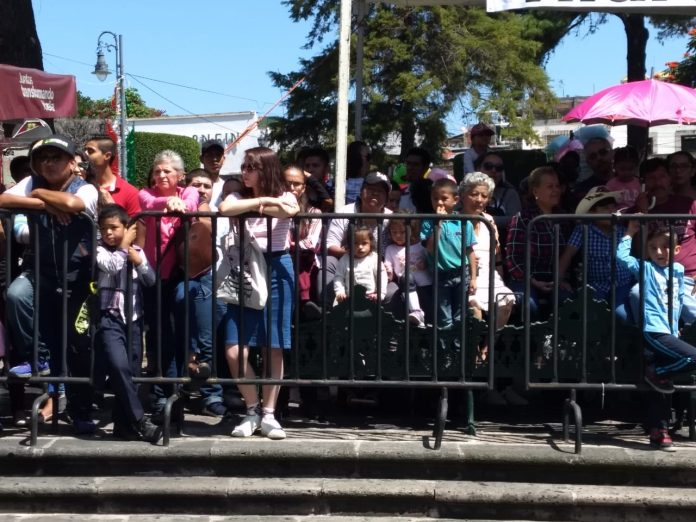 A pesar del intenso sol, morelianos acuden al desfile cívico