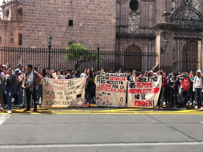 Normalistas se manifiestan en exigencia de una solución a directivos