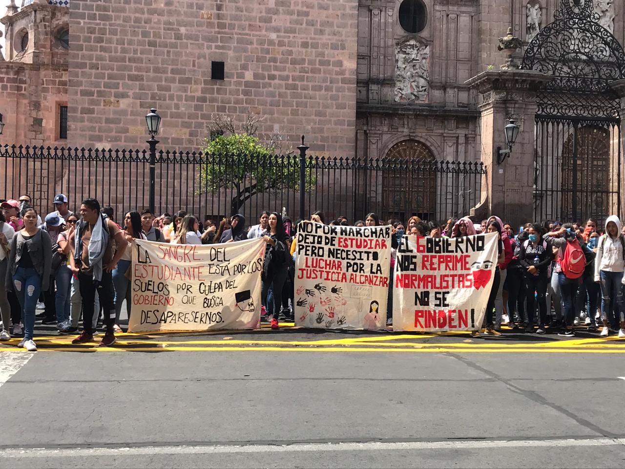 Normalistas se manifiestan en exigencia de una solución a directivos Normalistas se manifiestan en exigencia de una solución a directivos