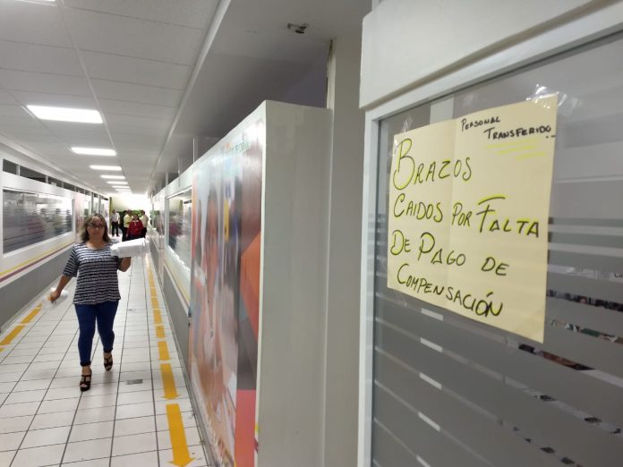Administrativos de la SEE inician paro de brazos caídos
