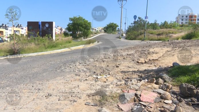 Ciudadanos reportan el mal estado de las calles en Hacienda del Sol