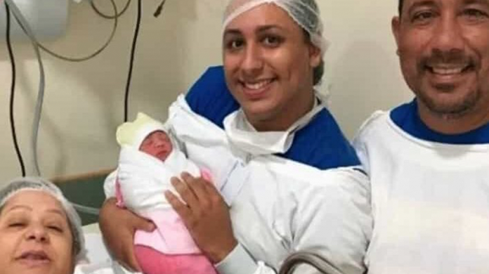 Da a luz a sus nietos para cumplir el deseo de su hijo gay de ser padre