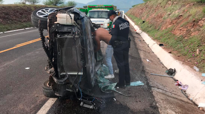Tres lesionados al volcar camioneta en la Siglo XXI