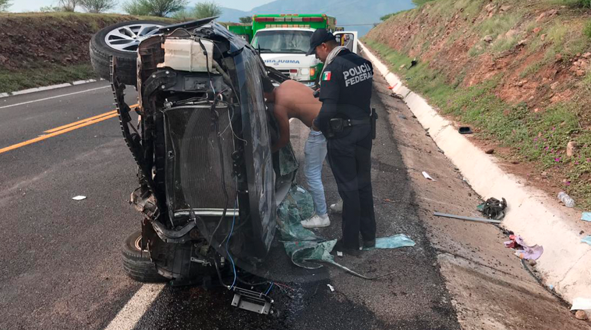 Tres lesionados al volcar camioneta en la Siglo XXI Tres lesionados al volcar camioneta en la Siglo XXI