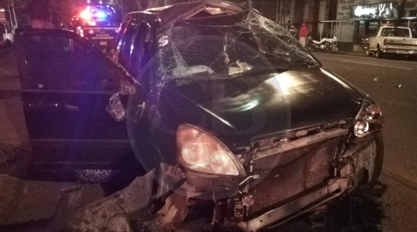 Conducía a exceso de velocidad y vuelca en pleno centro de Zacapu Conducía a exceso de velocidad y vuelca en pleno centro de Zacapu