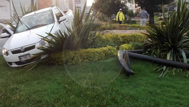 Camioneta se lleva de corbata el Ancla del Boulevard García de León Camioneta se lleva de corbata el Ancla del Boulevard García de León