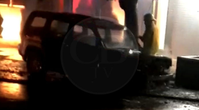 Camioneta termina calcinada por una falla en el sistema eléctrico