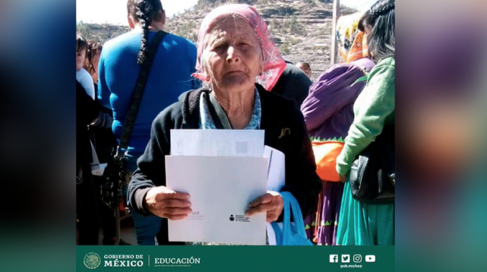 Mujer tarahumara de 81 años termina la primara y va por la secundaria 