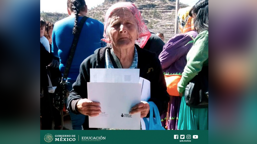 Mujer tarahumara de 81 años termina la primara y va por la secundaria Mujer tarahumara de 81 años termina la primara y va por la secundaria