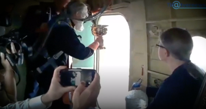 VIDEO: Desde el aire, sacerdotes bendicen ciudad para protegerla del alcoholismo y la lujuria