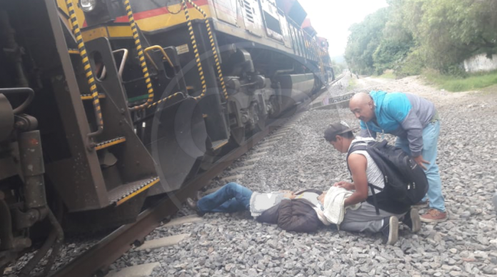 Fémina resbala en las vías férreas a unos pasos del periférico sur de Morelia
