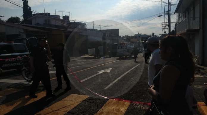 Auto brinca cerco de seguridad y mata a una mujer