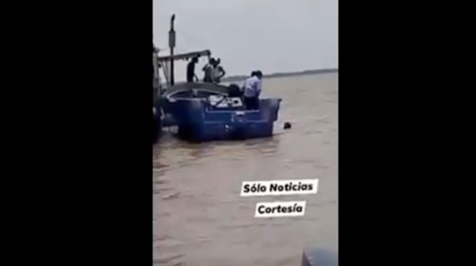 VIDEO: Policías dejan morir ahogado a un joven que pedía ayuda